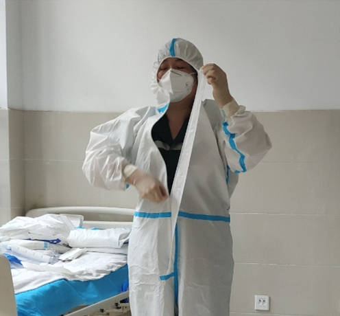 曹縣中醫院急診科開展“穿脫防護服”技能考核，筑牢醫護人員防護安全線